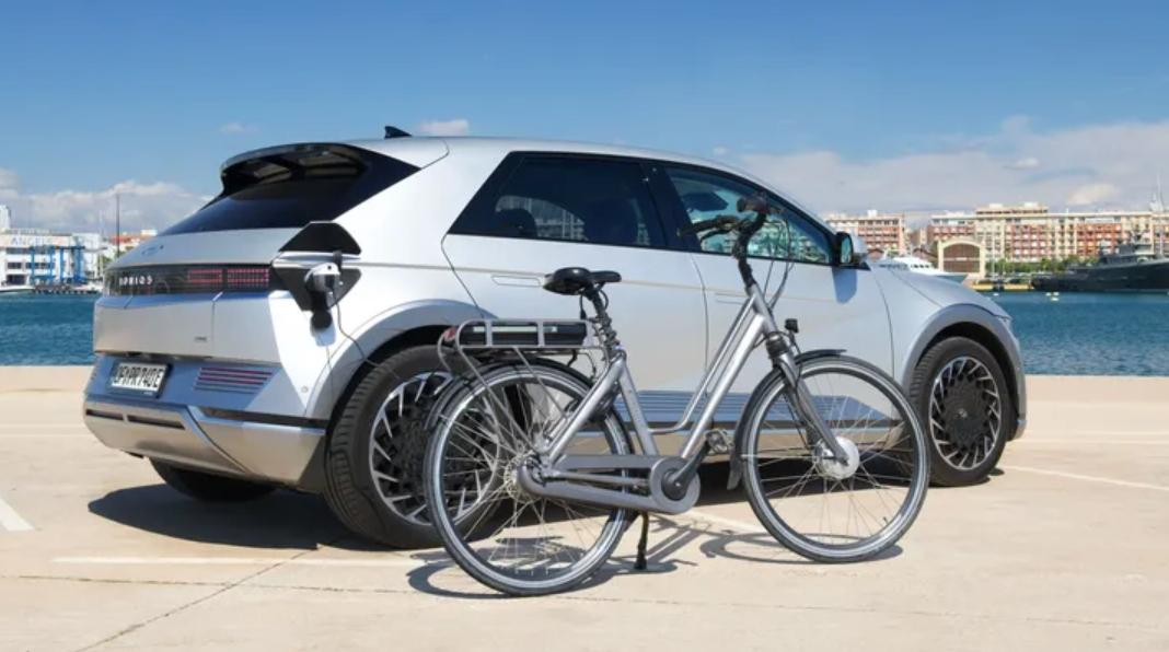Certaines voitures électriques vous permettent de recharger des vélos électriques