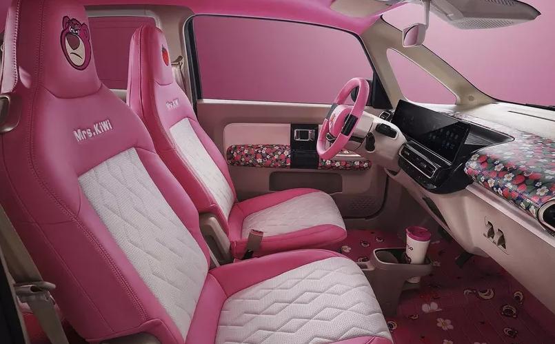 Les Chinois ont dédié une voiture électrique à un ours rose de dessin animé