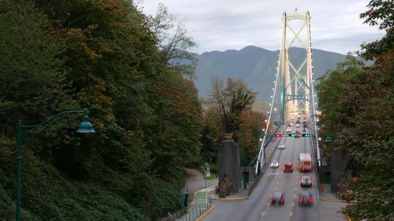 Circulation sur le pont Lions Gate au parc Stanley à Vancouver, en Colombie-Britannique